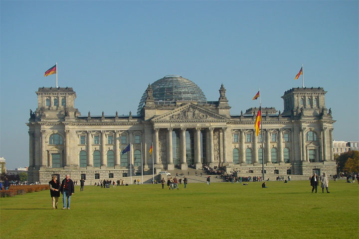 Farbfoto: Reichstagsgebäudel in Berlin